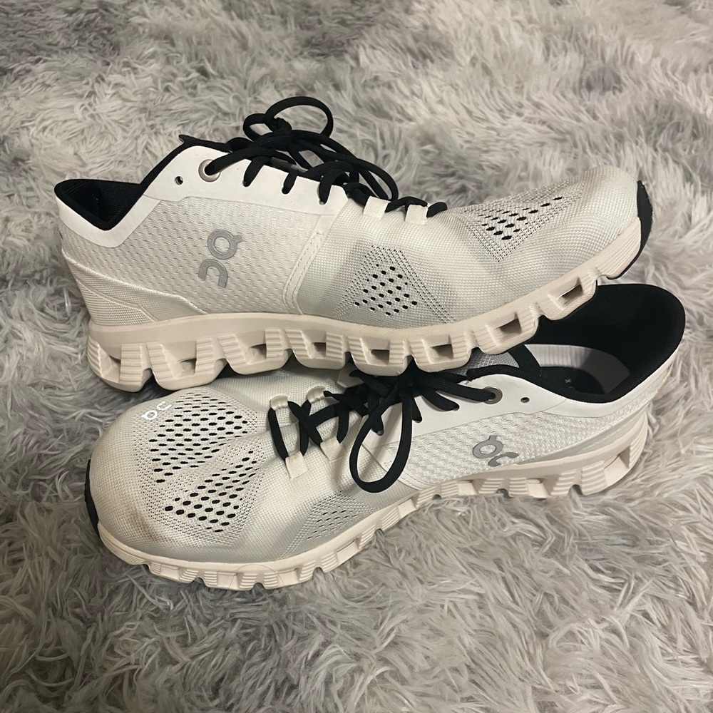 Womens ON CLOUD white and black tennis shoes